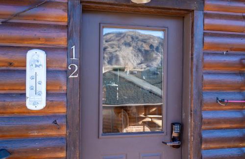 Gardiner House | Bison Lodge - Lg Home - 2 bedrooms - less than 5 miles to Yellowstone North Entrance, Sleeps up to 8