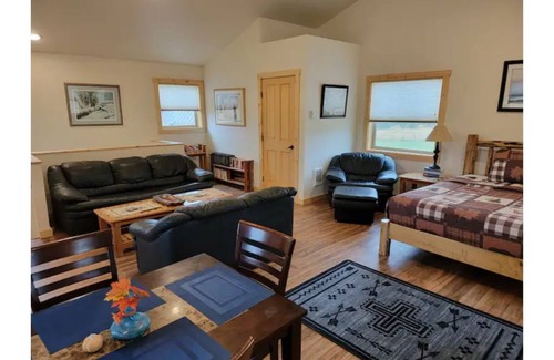 Darby House | Bitterroot Paradise 1 BR Guesthouse