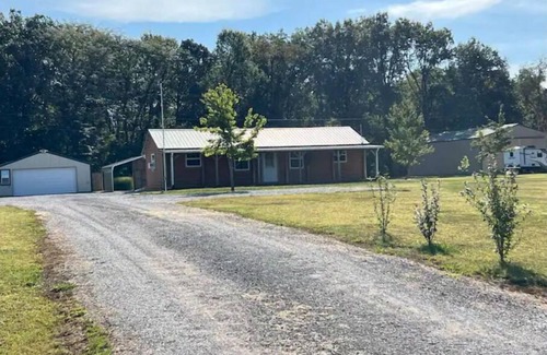 Benton Cabin | Black Bear Cabin, Gaming room and Boat parking
