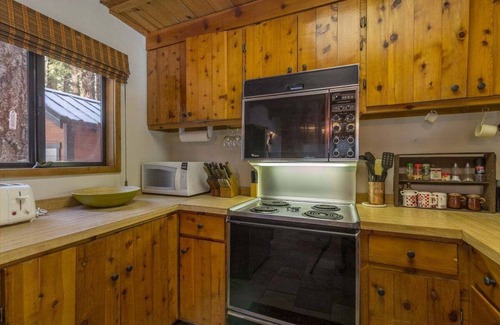 Tahoe Pines House | Black Bear Cabin in Homewood - walk to lake