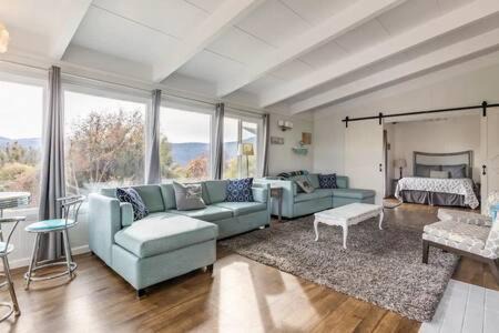 Oakhurst House | Black Bear Haven Hot tub Pool table BBQ Darts