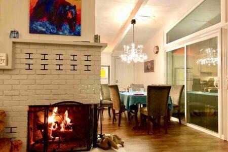 Oakhurst House | Black Bear Haven Hot tub Pool table BBQ Darts