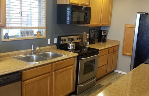 Munds Park Cabin | Black Bear Lodge - Cozy and Modern Cabin in Quiet Munds Park Neighborhood