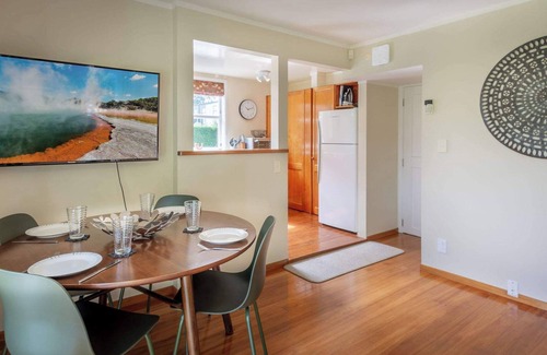 Rotorua Apartment | Black Cottage | Beautiful Central Cottage for Two