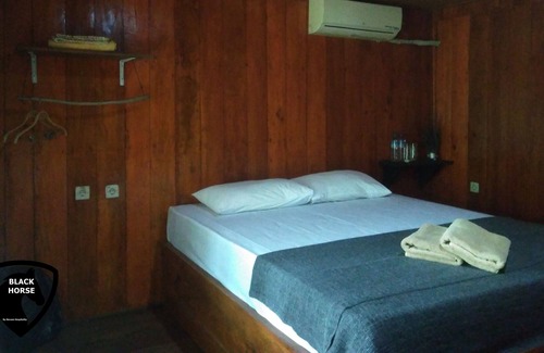 Gili Meno House | Black Horse / 1BR/ AC/WIFI/woodenbungalow/GiliMeno