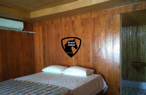 Gili Meno House | Black Horse / 1BR/ AC/WIFI/woodenbungalow/GiliMeno