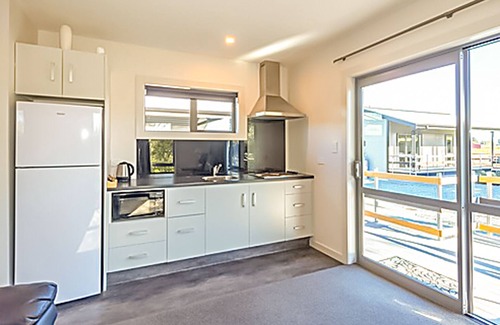Geraldine Hotel | Black on Grey Motel
