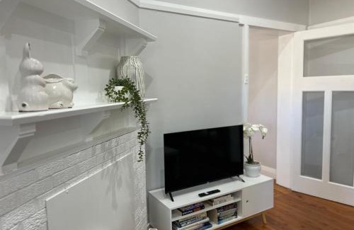 Cowra House | Black Range Cottage Cowra
