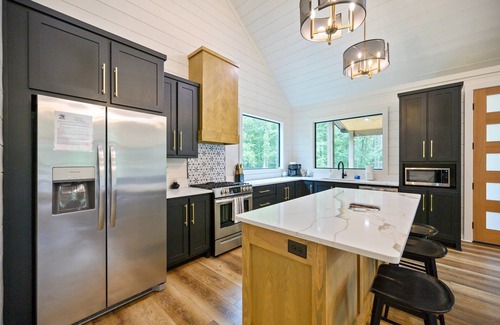 Broken Bow Cabin | Black Stallion: Cabin Escape w/3 Bedroom, 3 Bath, Hot Tub, Fireplaces, Games.
