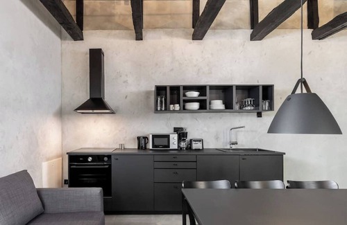 Weissensee Apartment | Black White 44sqm 2room maisonette apt near center