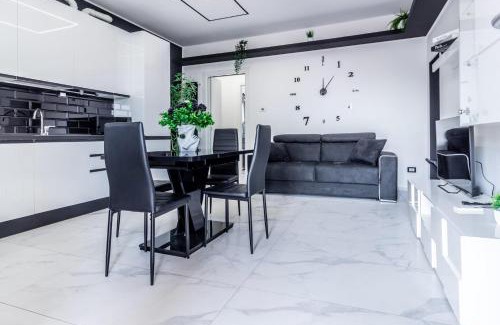 Saronno Apartment | Black & White Apartment Design e Comfort - Parking e WiFi