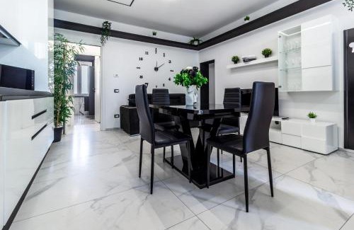 Saronno Apartment | Black & White Apartment Design e Comfort - Parking e WiFi