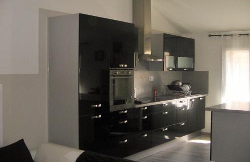 Alignan-du-Vent Apartment | Black & White