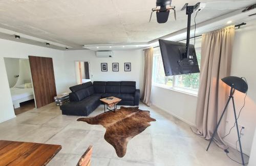 Vintijan Villa | Black & White
