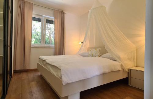 Vintijan Villa | Black & White