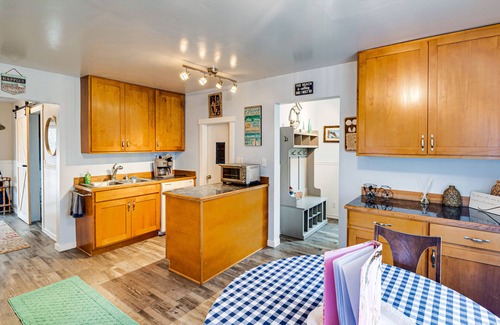 Grayland Cottage | 'Blackberry Cottage' w/Yard Near Westport & Beach