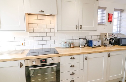 Twywell House | BLACKBIRD COTTAGE, pet friendly, with a garden in Kettering