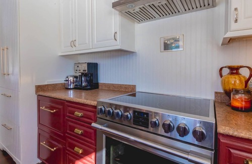 Utterson House | Blackwater Bungalow Cottage in Muskoka with a Hot Tub