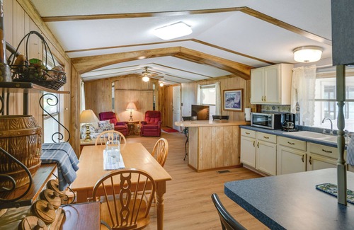 Maryneal House | Blackwell Home w/Enclosed Porch: Steps to Water!