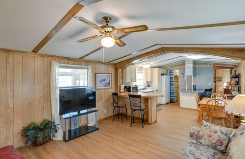 Maryneal House | Blackwell Home w/Enclosed Porch: Steps to Water!