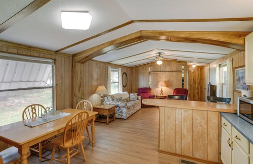 Maryneal House | Blackwell Home w/Enclosed Porch: Steps to Water!