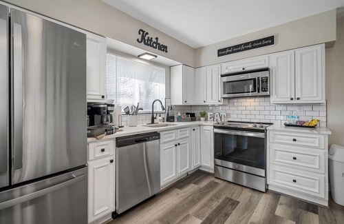 Creve Coeur House | Blair's Graffiti House + Game Room - Hot Tub
