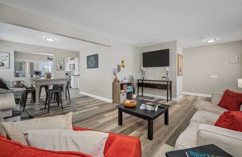 Creve Coeur House | Blair's Graffiti House + Game Room - Hot Tub