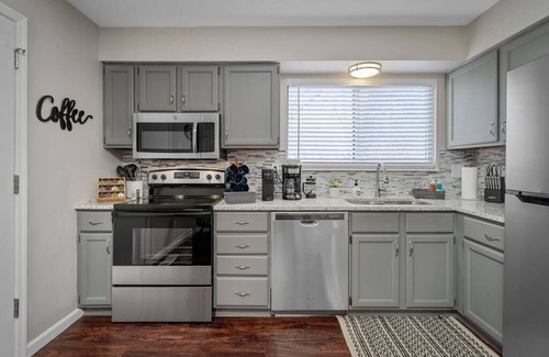 Weldon Spring Heights House | Blairs House 4 Bed 3 Bath - Sleeps 8