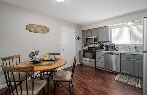 Weldon Spring Heights House | Blairs House 4 Bed 3 Bath - Sleeps 8