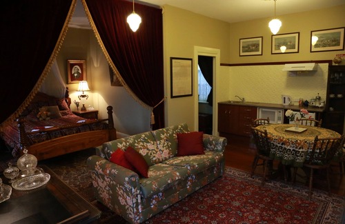 Deloraine Apartment | Blakes Manor Self Contained Heritage Accommodation