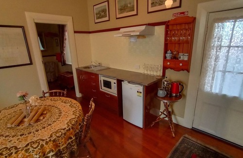 Deloraine Apartment | Blakes Manor Self Contained Heritage Accommodation