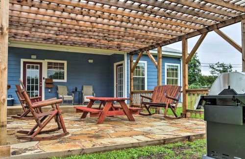 Blanco House | Blancos Blue Cottage Inn with Patio, Grill and Porch