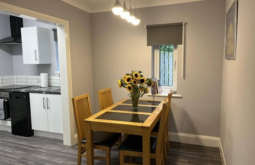 Blaydon on Tyne Apartment | Blaydonburn - Sleeps 4,5 - Parking - Hottub - Yard