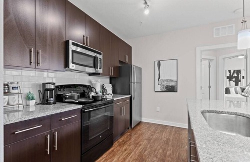 Courier City - Oscawana Apartment | Bleecker room 410 · Luxury king suite! Pool | gym | FREE parking | C