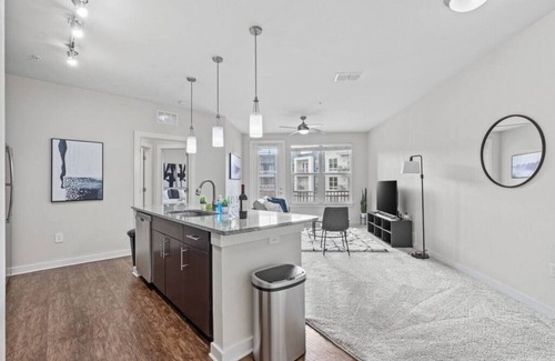 Courier City - Oscawana Apartment | Bleecker room 410 · Luxury king suite! Pool | gym | FREE parking | C