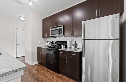 Courier City - Oscawana Apartment | Bleecker room 410 · Luxury king suite! Pool | gym | FREE parking | C