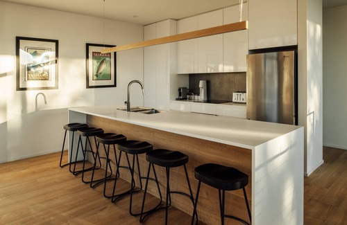 South Arm House | Blessington Beachside Retreat sleep 6 water views.