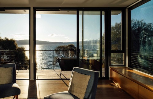South Arm House | Blessington Beachside Retreat sleep 6 water views.