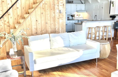 Hancock Ski Chalet | Bliss Shores Waterfront Chalet & attached Guest Suite: Sunsets & Northern Lights