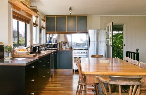 Hilltop Cottage | Bliss - Taupo Holiday Home