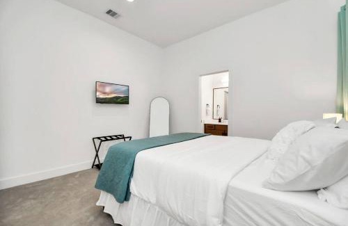 East Downtown Houston Villa | BlissHaven Luxe & Spacious in Downtown Houston with Soaking Tub ,Rooftop and free Parking