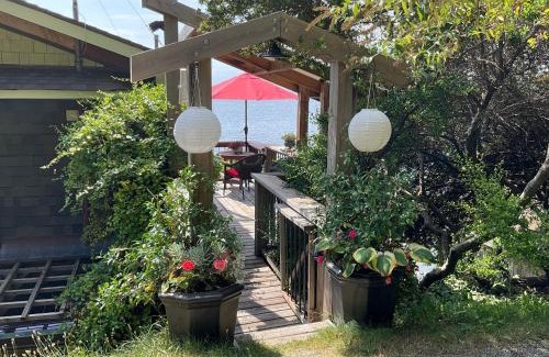 Powell River House | Blitz Beach House Oceanside Suite