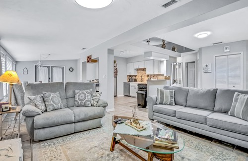 Greater Pinellas Point House | Blooming oasis near the ocean with a hot tub, adult bikes & grill - dog-friendly