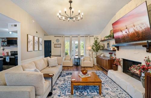 Macon House | Blossom & Blues- EV, Vinyl, Firepit, Near Downtown