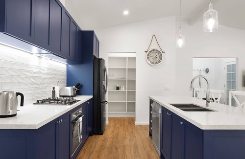 Shoreham House | Blue Beachside Luxe Pet Friendly Walk to Beach