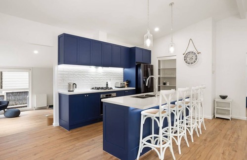 Shoreham House | Blue Beachside Luxe Pet Friendly Walk to Beach