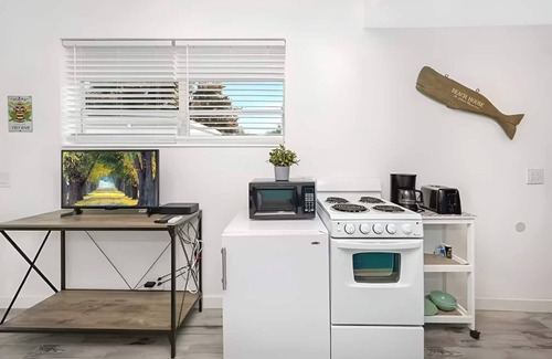South Lake House | Blue Coral Studio – Cozy, modern, and beach-close. perfect for solo travelers or couples