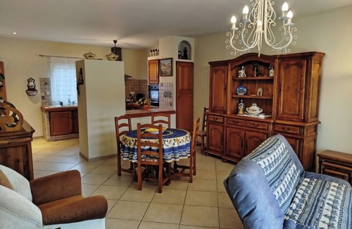 Gignac-la-Nerthe Villa | Blue cottage Cote 'LOU PITCHOUN'
