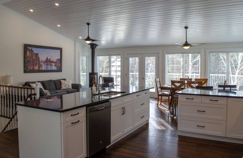 Baddow Cottage | Blue Cottage - Luxury Waterfront Cottage w/ Games Room, AC, Watercraft