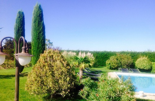 Mallemort Cottage | Blue gite in Provence under century-old plane trees at the foot of the Luberon.